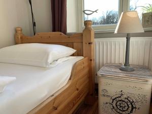 OberhofにあるZur Pferdekoppelのベッドルーム1室(ベッド1台、テーブルの上にランプ付)