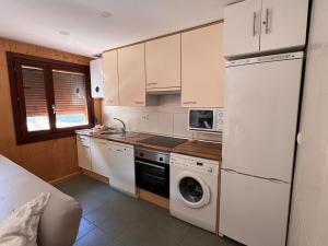 卡斯鐵略德哈卡的住宿－Apartamento Luga，厨房配有白色冰箱和洗碗机。
