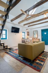 a living room with a couch and a table at Stüble Loft in Somogyhárságy