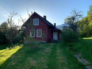 a red house in the middle of a field at Gamlehuset 