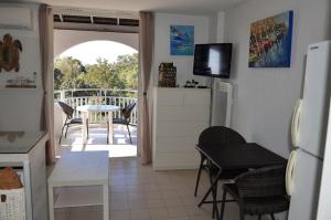 Televízia a/alebo spoločenská miestnosť v ubytovaní VUE MER- BEAU STUDIO - TERRASSE ABRITEE - Wi-Fi - CLIMATISATION - PARKING GRATUIT
