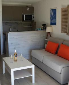 Kuchyňa alebo kuchynka v ubytovaní VUE MER- BEAU STUDIO - TERRASSE ABRITEE - Wi-Fi - CLIMATISATION - PARKING GRATUIT + 17 fotografií