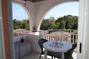 Balkón alebo terasa v ubytovaní VUE MER- BEAU STUDIO - TERRASSE ABRITEE - Wi-Fi - CLIMATISATION - PARKING GRATUIT