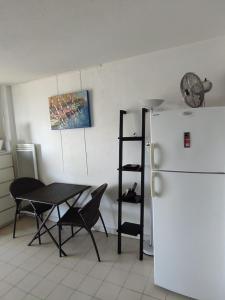 Kuchyňa alebo kuchynka v ubytovaní VUE MER- BEAU STUDIO - TERRASSE ABRITEE - Wi-Fi - CLIMATISATION - PARKING GRATUIT