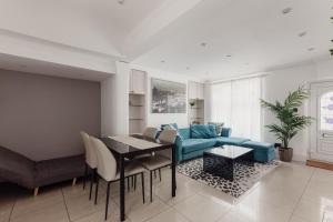 a living room with a blue couch and a table at Charming & Beautiful 2 bed flat in Zone 1 in London