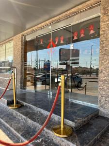 un frente de tienda con una manguera roja fuera de ella en Burj Al Dana Four seasons Hotel, en Al Jubail