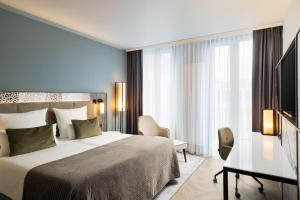 Ein Bett oder Betten in einem Zimmer der Unterkunft Leonardo Royal Hotel Munich