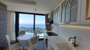 コナクリにあるElite Admiral Premium Residencesの海の景色を望むキッチン(テーブル付)