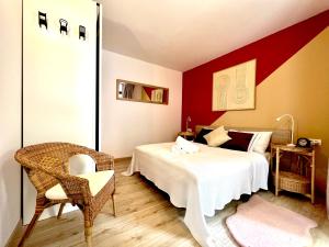 1 dormitorio con cama y pared roja en Stunning lovely flat with Pool and strong Wi-Fi, en Arona