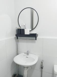 ein Bad mit einem Waschbecken und einem Spiegel in der Unterkunft Nice 1BR Condo Unit by Lee Portum in Marilao