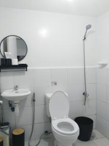 ein Bad mit einem WC und einem Waschbecken in der Unterkunft Nice 1BR Condo Unit by Lee Portum in Marilao