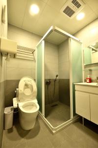 東引鄉的住宿－東引海悅樓民宿，带淋浴和卫生间的浴室。