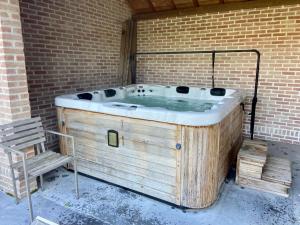 Fotografie z fotogalerie ubytování Vakantiewoning Scheewege met zwemvijver en jacuzzi v destinaci Wingene