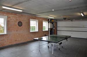 Stolní tenis v ubytování Vakantiewoning Scheewege met zwemvijver en jacuzzi nebo okolí