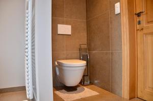 Koupelna v ubytování Vakantiewoning Scheewege met zwemvijver en jacuzzi