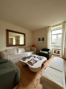 uma sala de estar com um sofá e uma mesa de centro em Eco Luxury apartment LISBOA-Campo de Ourique em Lisboa