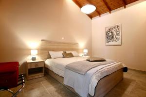 1 dormitorio con 1 cama y 1 silla roja en GK Mediterranean Village - Airport Free Shuttle, en Markopoulo
