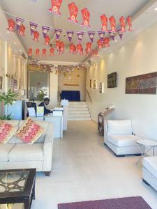 una sala de estar con sofás, mesas y banderas en المواسم الاربعة للاجنحه الفندقية, en Al Jubail