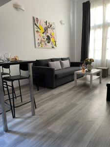 salon z kanapą i stołem w obiekcie Central Suites Aegina 1 w mieście Egina