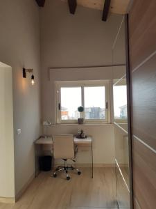 un bureau avec un bureau et une chaise dans la chambre dans l'établissement casa norvegese, à Pizzo