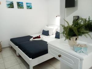 Camera bianca con letto e scrivania. di Nautilus City Studios & Apartments a Città di Rodi