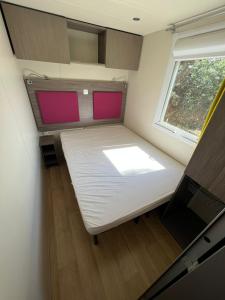 Camera piccola con letto e finestra di Bungalow luxe 3 chambres surplombant le Golf de St Tropez a Gassin