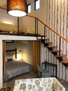 ein Schlafzimmer mit einem Etagenbett und einer Treppe in der Unterkunft Botë Farms Agriturismo in Sarandë