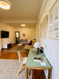 - un salon avec un bureau, une lampe et un canapé dans l'établissement Depto de lujo frente al Botánico, à Buenos Aires