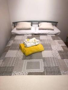 - un lit avec une couverture et 2 oreillers dans l'établissement Apartament Blisko Morza Świnoujście, à Świnoujście