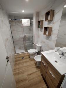 a bathroom with a shower and a toilet and a sink at La Casita de Emma in Costa de Antigua
