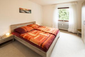 Ein Bett oder Betten in einem Zimmer der Unterkunft Ferienwohnungen Casa Ri(e)sig