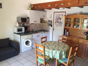 ル・バルカレスにあるVilla Port Barcarès, 3 pièces, 6 personnes - FR-1-81-256のキッチン(テーブル付)、キッチン(洗濯機付)