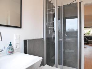 La salle de bains est pourvue d'une douche et d'un lavabo blanc. dans l'établissement Dreamlounge Winterberg Ferienwohnung 5 Pers Wifi Balkon in der City, à Winterberg