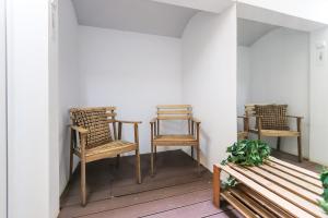 duas cadeiras e um banco num alpendre em Chiado Prime Suites by Homing em Lisboa