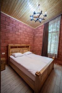 Кровать или кровати в номере Haghartsin Hotel and Restaurant