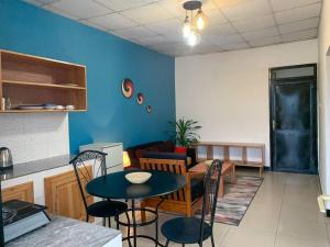 cocina y sala de estar con mesa y sillas en Exodus Apartments en Buyumbura