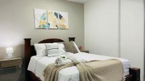 un dormitorio con una cama con un animal de peluche en Montaña de Paz, en San Ramón Sur