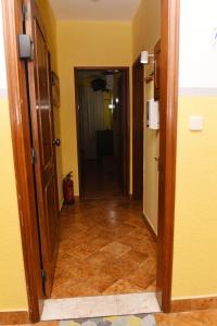 un pasillo con una puerta abierta a una habitación en TMP Apartamento, en Quarteira