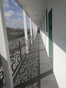 un corridoio di un edificio con ombre sul suolo di Terec Haus a Bruckneudorf