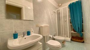 La salle de bains est pourvue d'un lavabo, de toilettes et d'une douche. dans l'établissement I Tetti di Via Corradi, à Sanremo