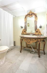 y baño con lavabo y espejo. en WelcomHeritage Grace Hotel, en Dharamshala