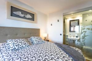 a bedroom with a large bed and a mirror at Ático Deluxe Mónaco 139 in Santa Cruz de Tenerife