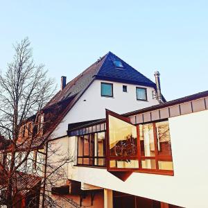 uma grande casa branca com grandes janelas em Hotel Sonnenkeller em Neu-Ulm