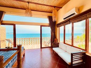 uma sala de estar com vista para o oceano em Life's A Beach em Quy Nhon
