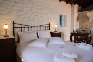Posteľ alebo postele v izbe v ubytovaní Lithos Stone Suites