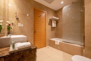 Koupelna v ubytování Peony Hotel