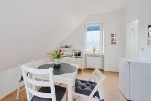 a kitchen and dining room with a table and chairs at Ferienwohnung Fährnah Moba-Travel in Lübeck