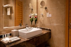 Koupelna v ubytování Peony Hotel