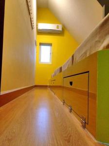 Cette chambre vide est dotée de murs jaunes et de parquet. dans l'établissement Doodle Lodge Chiang Mai, à Chiang Mai 44 autres photos