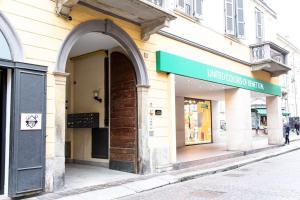 uma entrada para uma loja numa rua da cidade em Corso Cavour - Raffinatezza nel cuore cittadino em Pavia